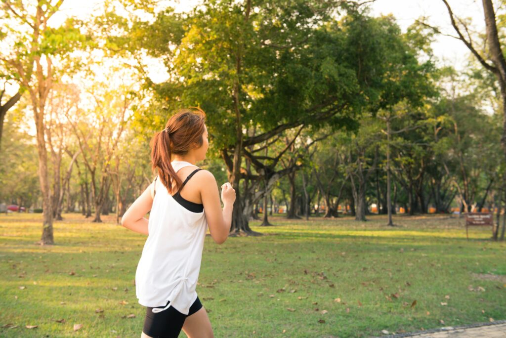 Sunlight and Digestive Health 1 A woman jogging, capturing the connection between sunlight and digestive health.